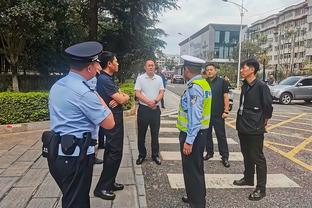 ESPN记者：利拉德遭遇跟腱拉伤 在今日球队录像课后已穿上保护靴